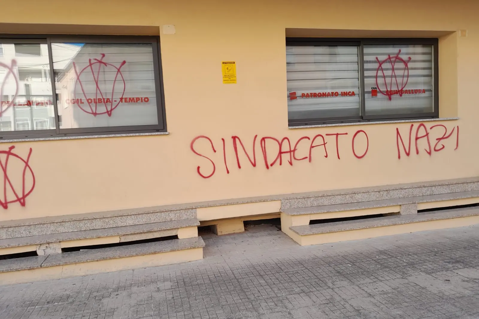 Il muro imbrattato (foto Cgil)