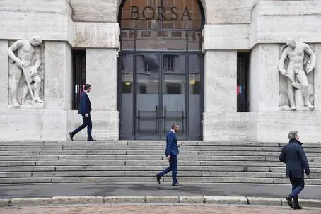 Il palazzo della Borsa di Milano (foto Ansa)
