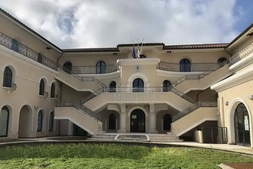 Il municipio (foto Murgana)