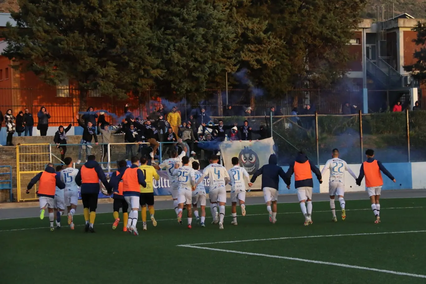 L’esultanza del Monastir al termine della partita vinta ieri per 5-0 sull’Arbus (foto Maria Elena Carboni - ASD Monastir)