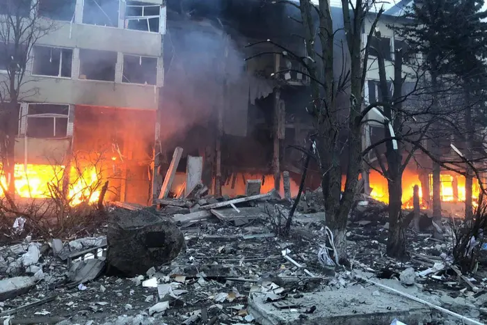 Un edificio colpito nella regione di Kiev (Ansa)