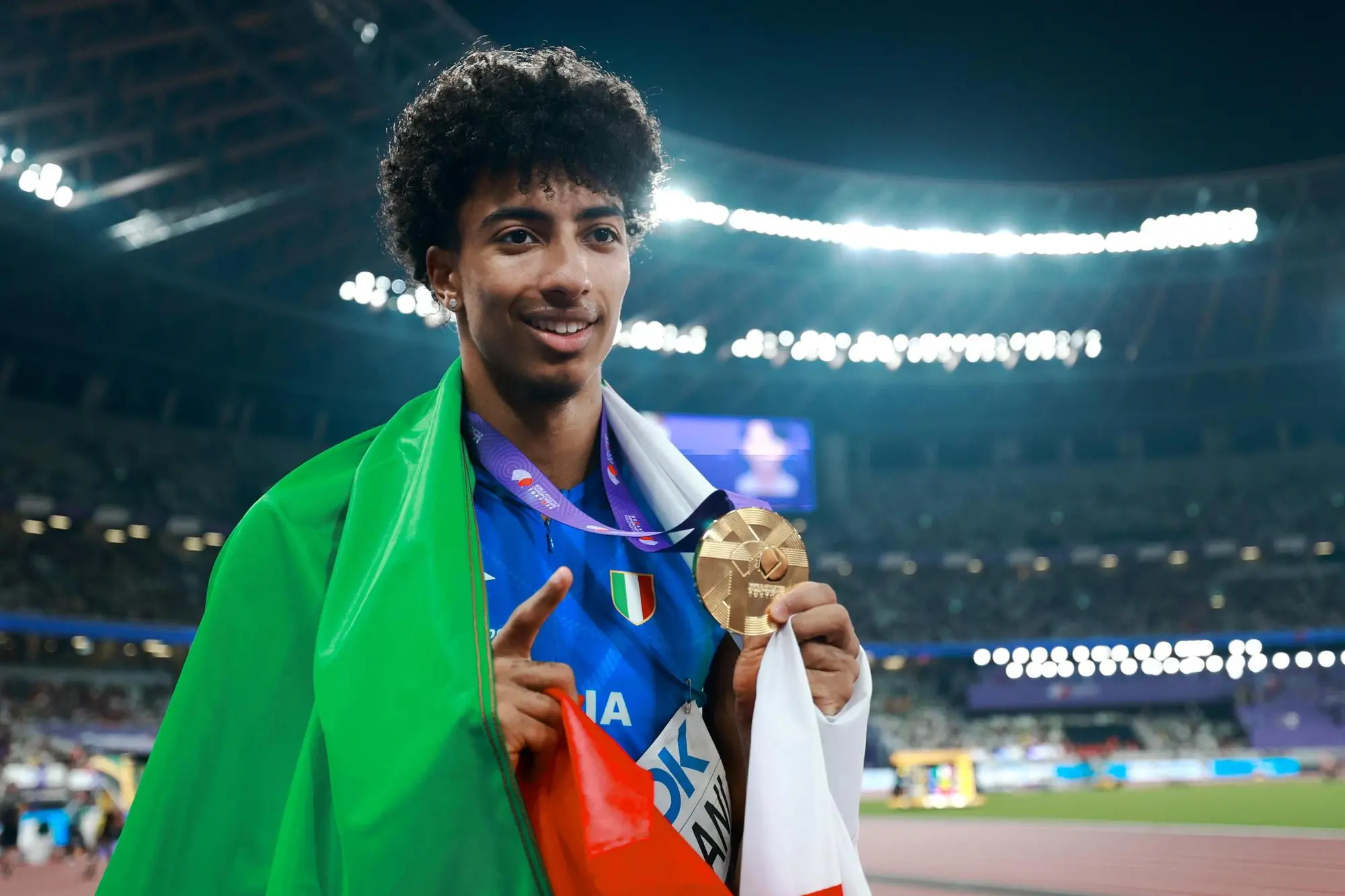 epaselect epa12384942 Mattia Furlani of Italy celebrates after winning gold in the Men's Long Jump final at the World Athletics Championships 2025 in Tokyo, Japan, 17 September 2025. EPA/ALEX PLAVEVSKI