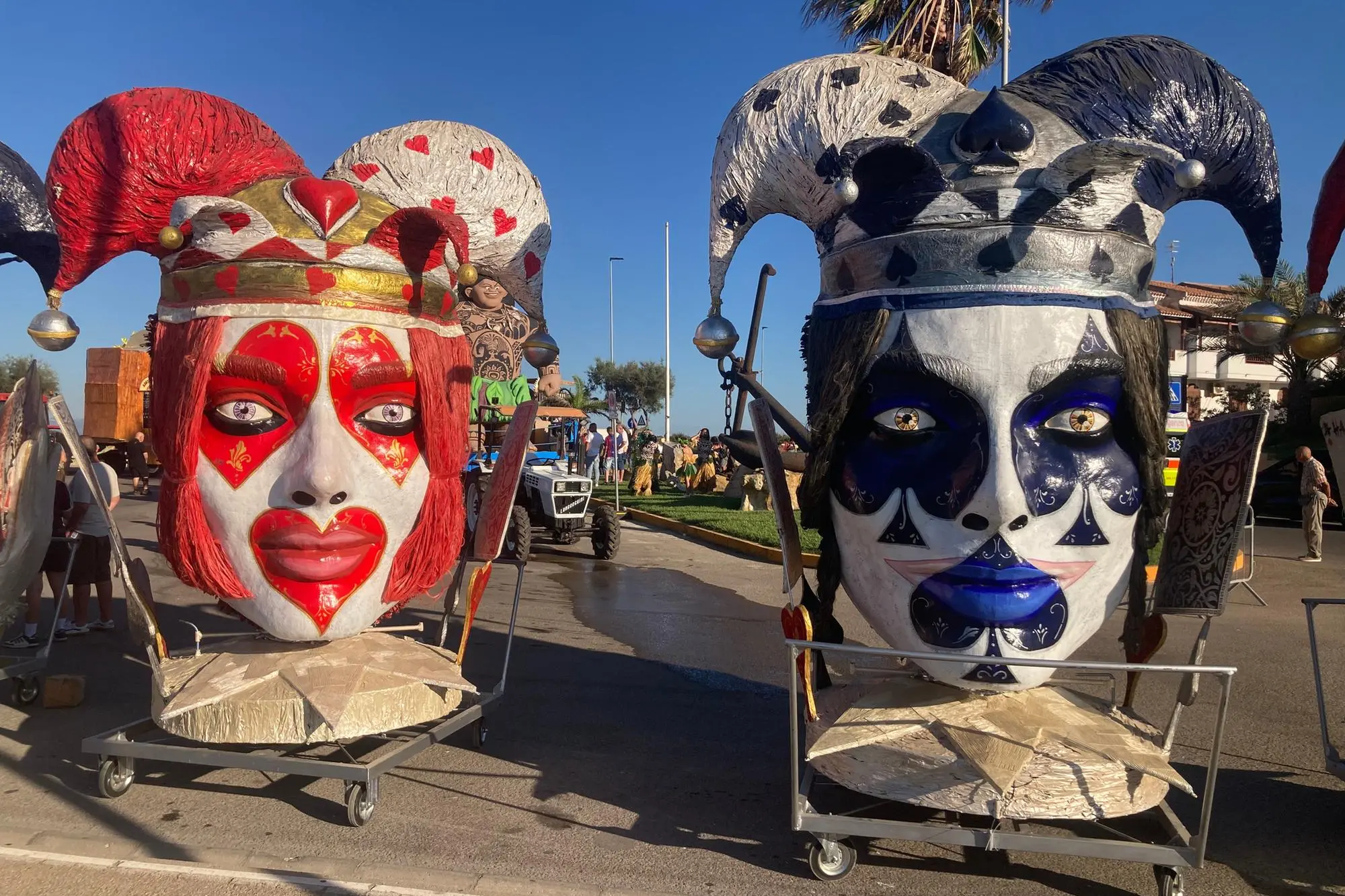 Le maschere realizzate dai maestri di Viareggio a Porto Torres (foto Pala)