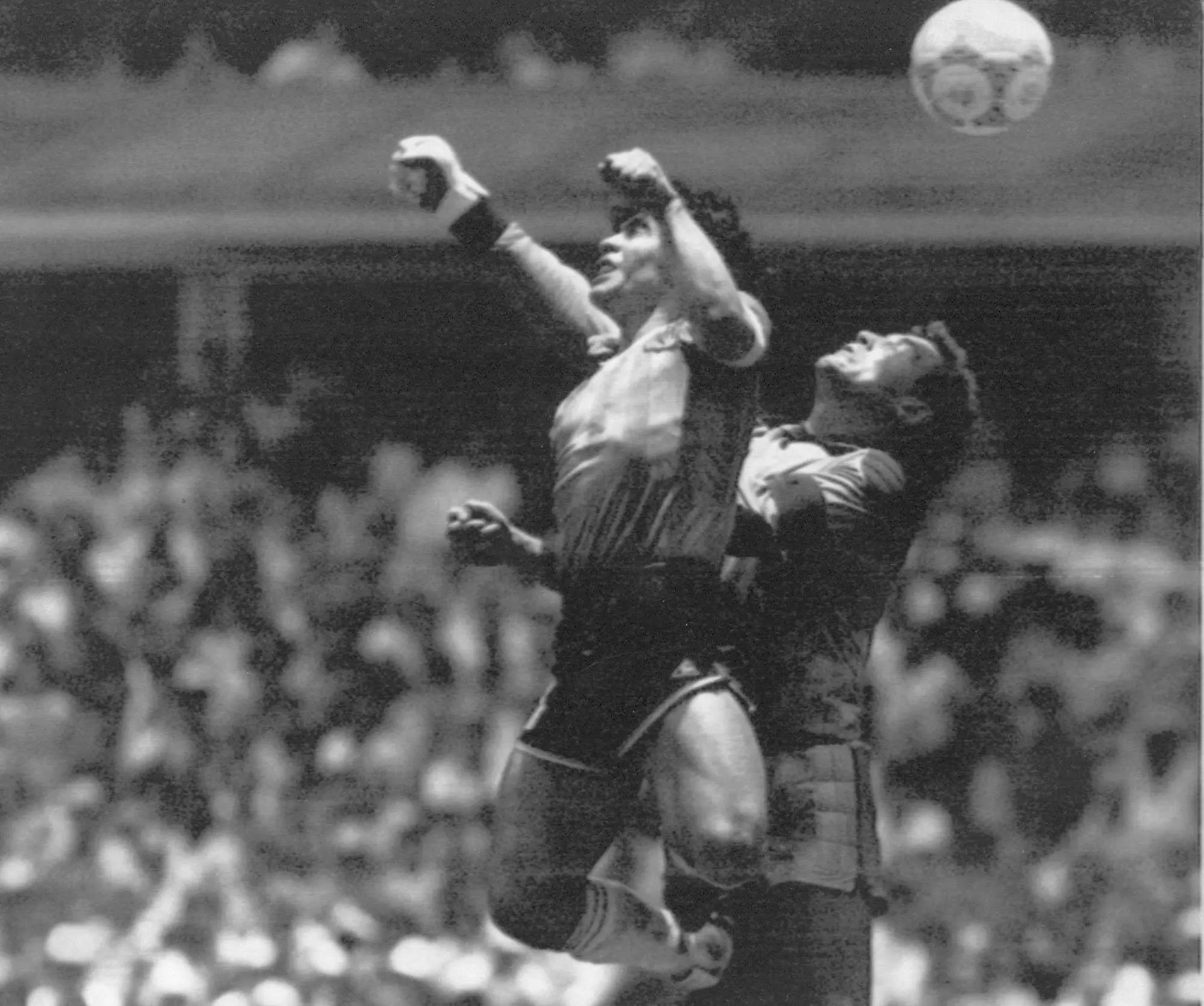 La &quot;mano di Dio&quot;, il gol segnato da Maradona contro l'Inghilterra nel Mondiale '86 in Messico (archivio)