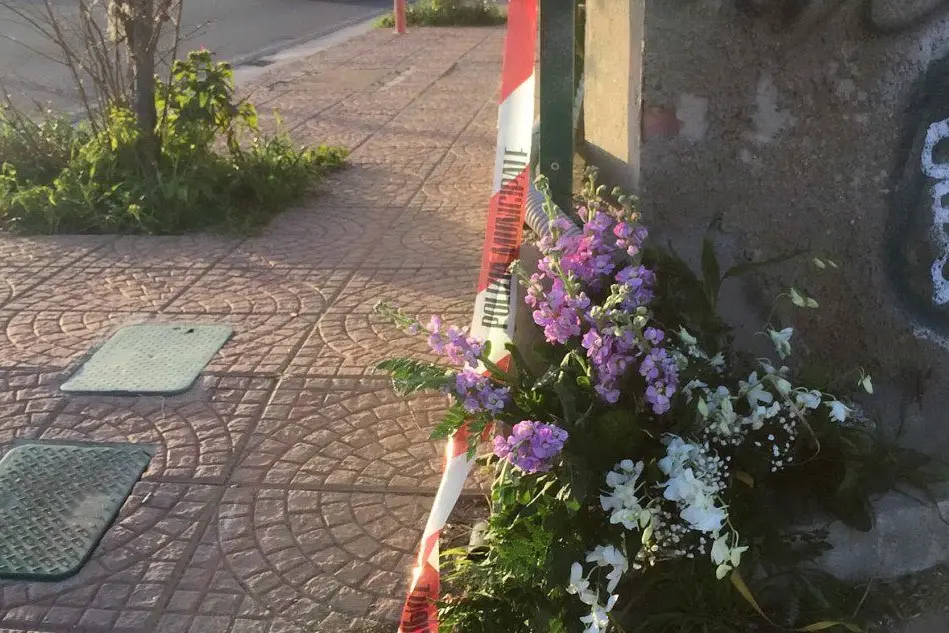 Fiori per l'anziano morto (foto L'Unione Sarda/Anedda)