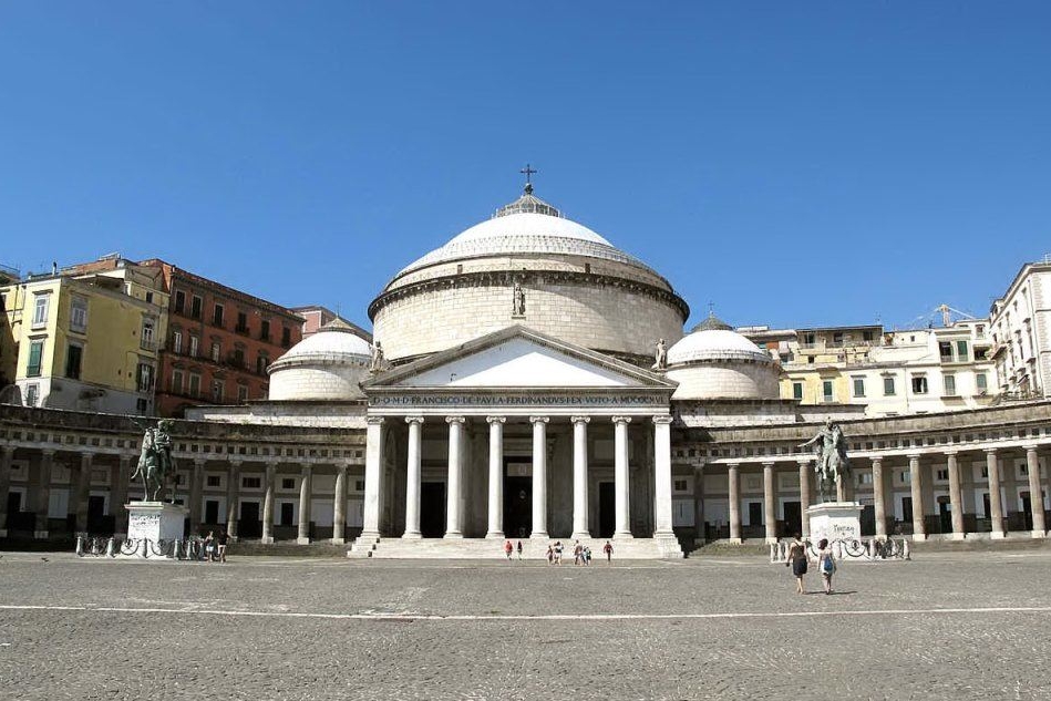 Piazza del Plebiscito a Napoli (foto Wikipedia)