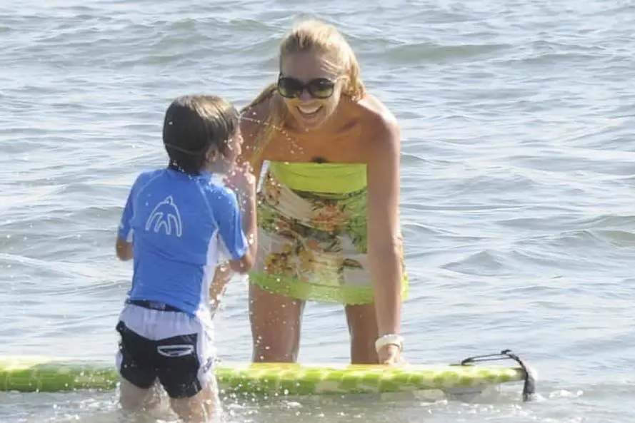 Federica Panicucci al mare con il figlio