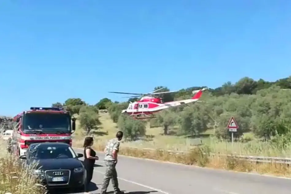 L'elicottero trasporta la pensionata a Sassari