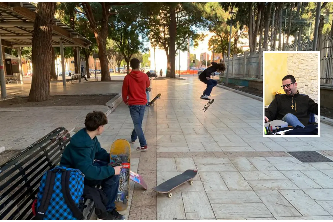 Ragazzi con gli skateboard in piazza Giovanni XXIII e, nel riquadro, don Marco Deflorio (L'Unione Sarda - Ungari)