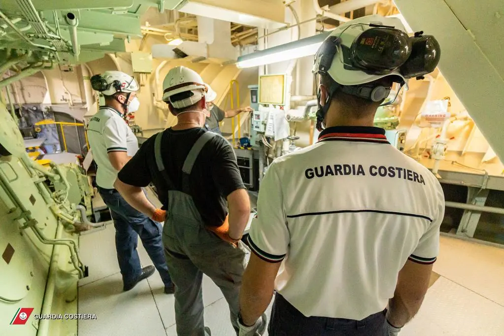 Nave caraibica fermata in porto a Cagliari (foto @GuardiaCostiera)