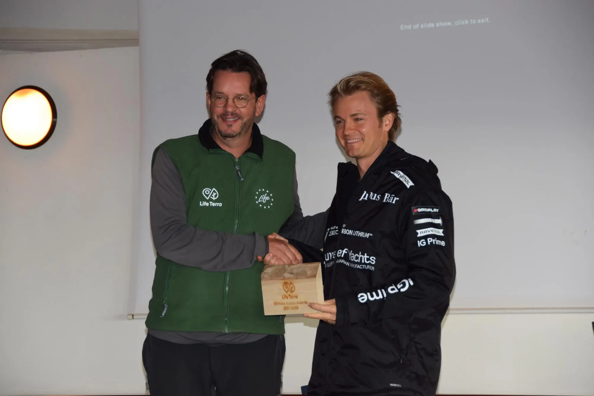 Il fondatore di LifeTerra, Sven Kallen, premia a Sennariolo l'ex iridato di F.1 Nico Rosberg (foto c.a.m.)