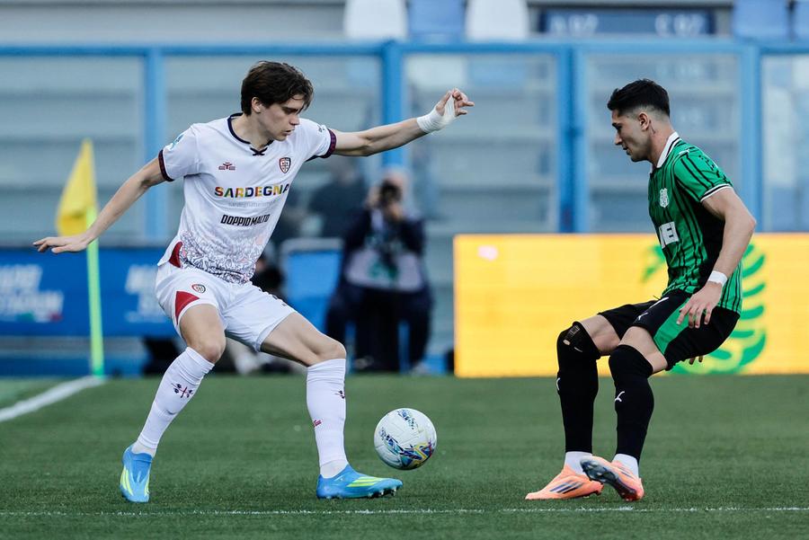 Cagliari, la corsa salvezza si complica moltissimo: il Sassuolo vince 2-1