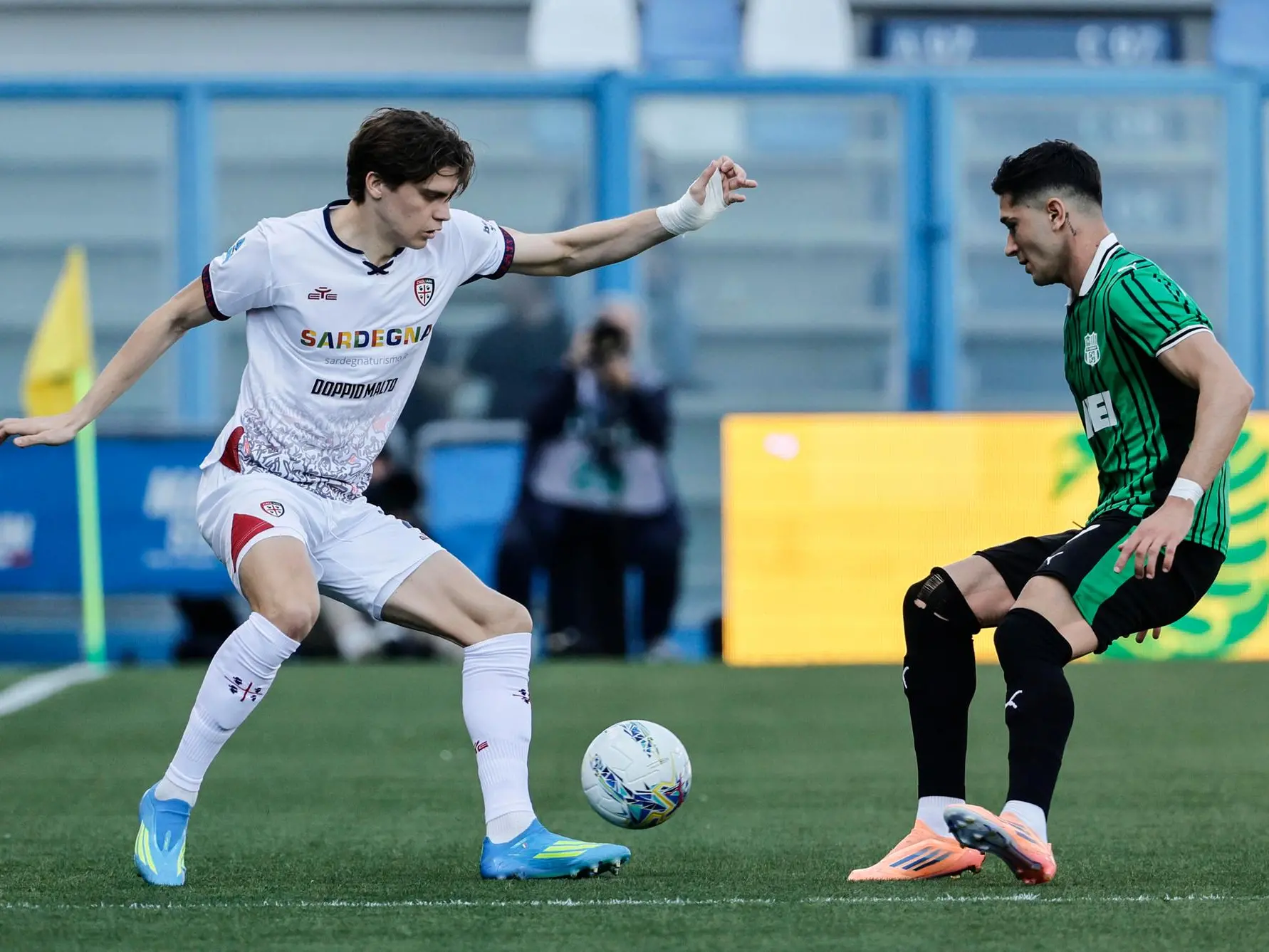 Marco Palestra contro Cristian Volpato in Sassuolo-Cagliari (foto Ansa)