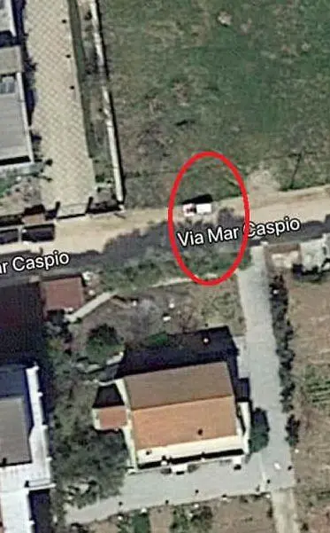 Nella foto, tratta da Google Maps, si vede l'auto quando era ancora parcheggiata in via Mar Caspio