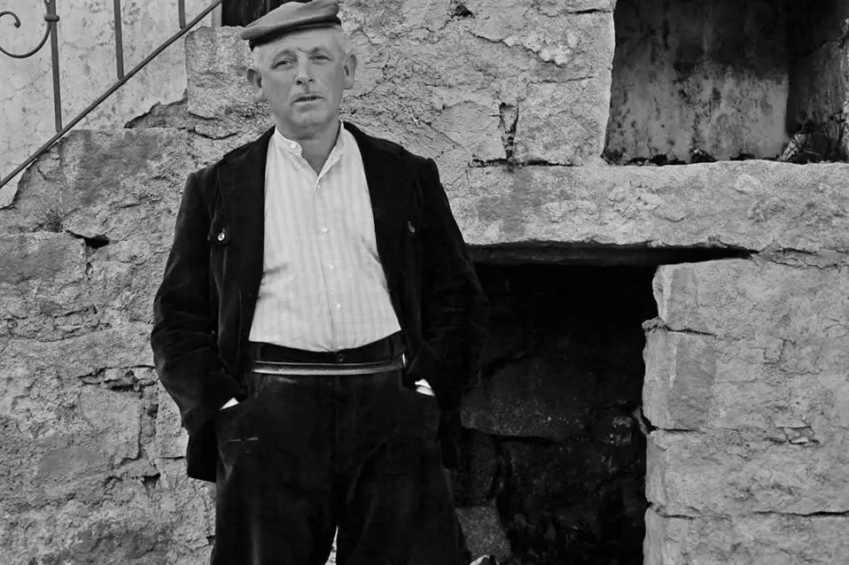 Giovanni Antonio Mattu (1922-1991) nella foto pubblicata su Vogue nell'agosto 1976