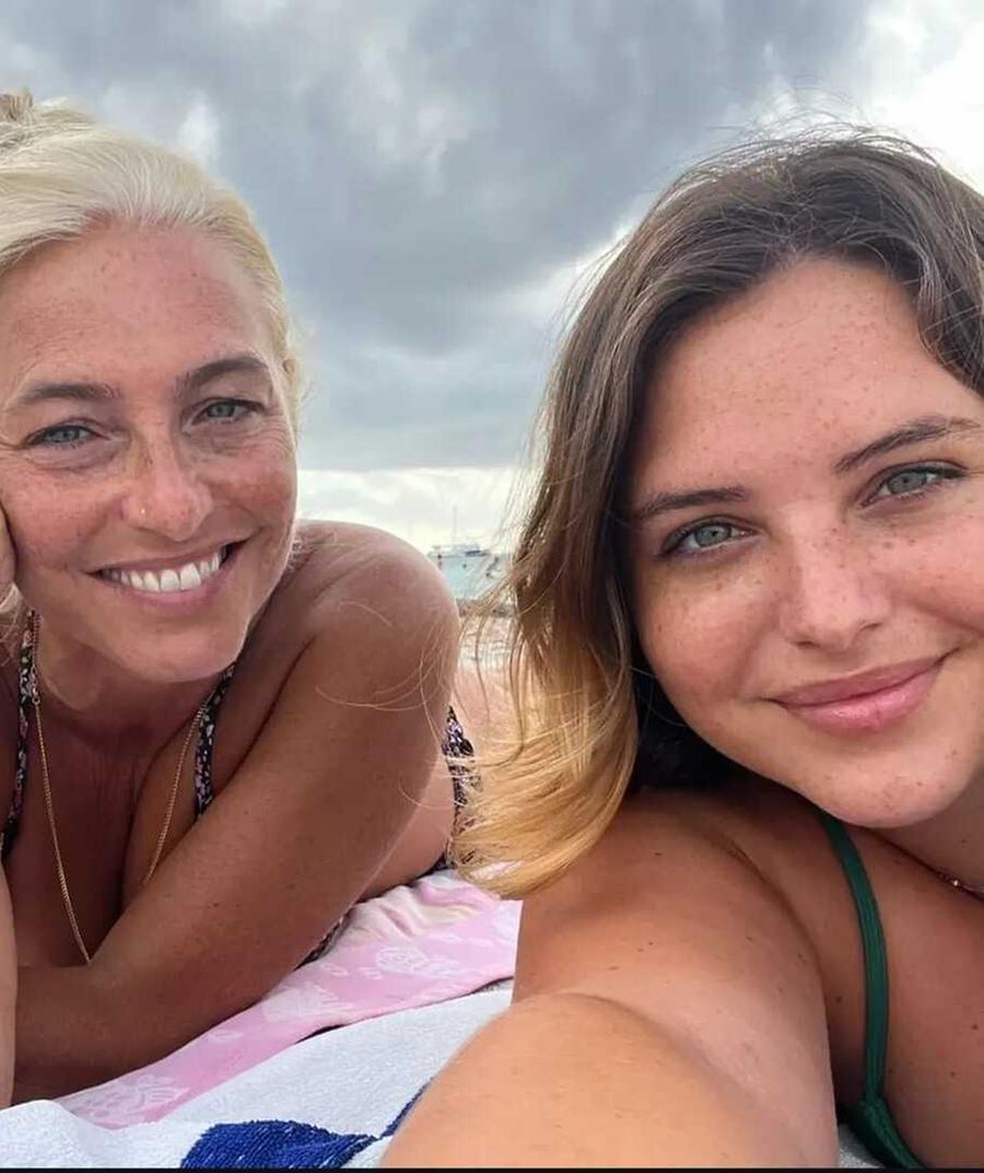 Monica e Giorgia e il mare sardo