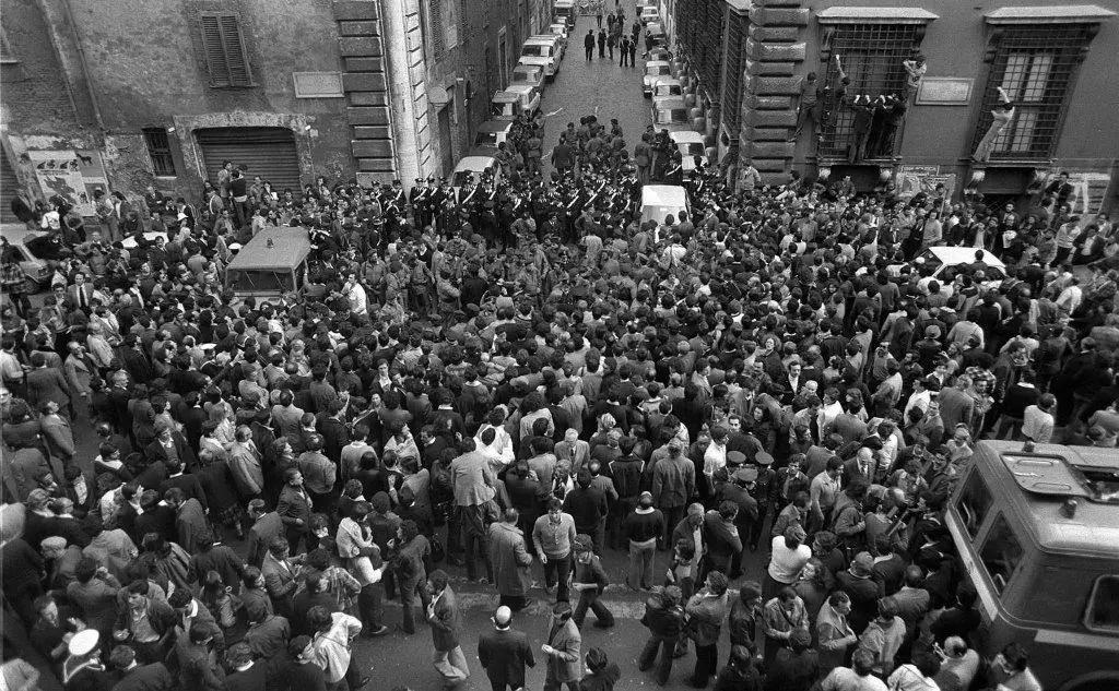 La folla sul luogo del ritrovamento del corpo