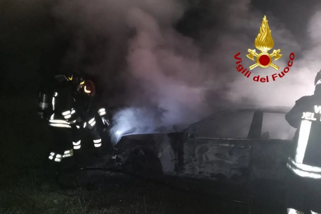 L'incendio dell'auto in località Frumene (Foto Vigili del Fuoco)