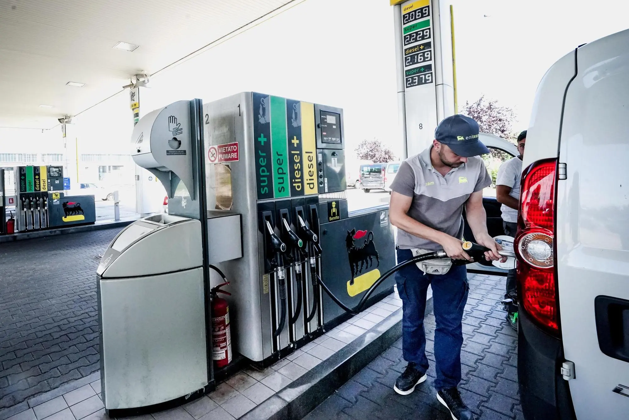 Un benzinaio in una stazione di servizio (foto Ansa)