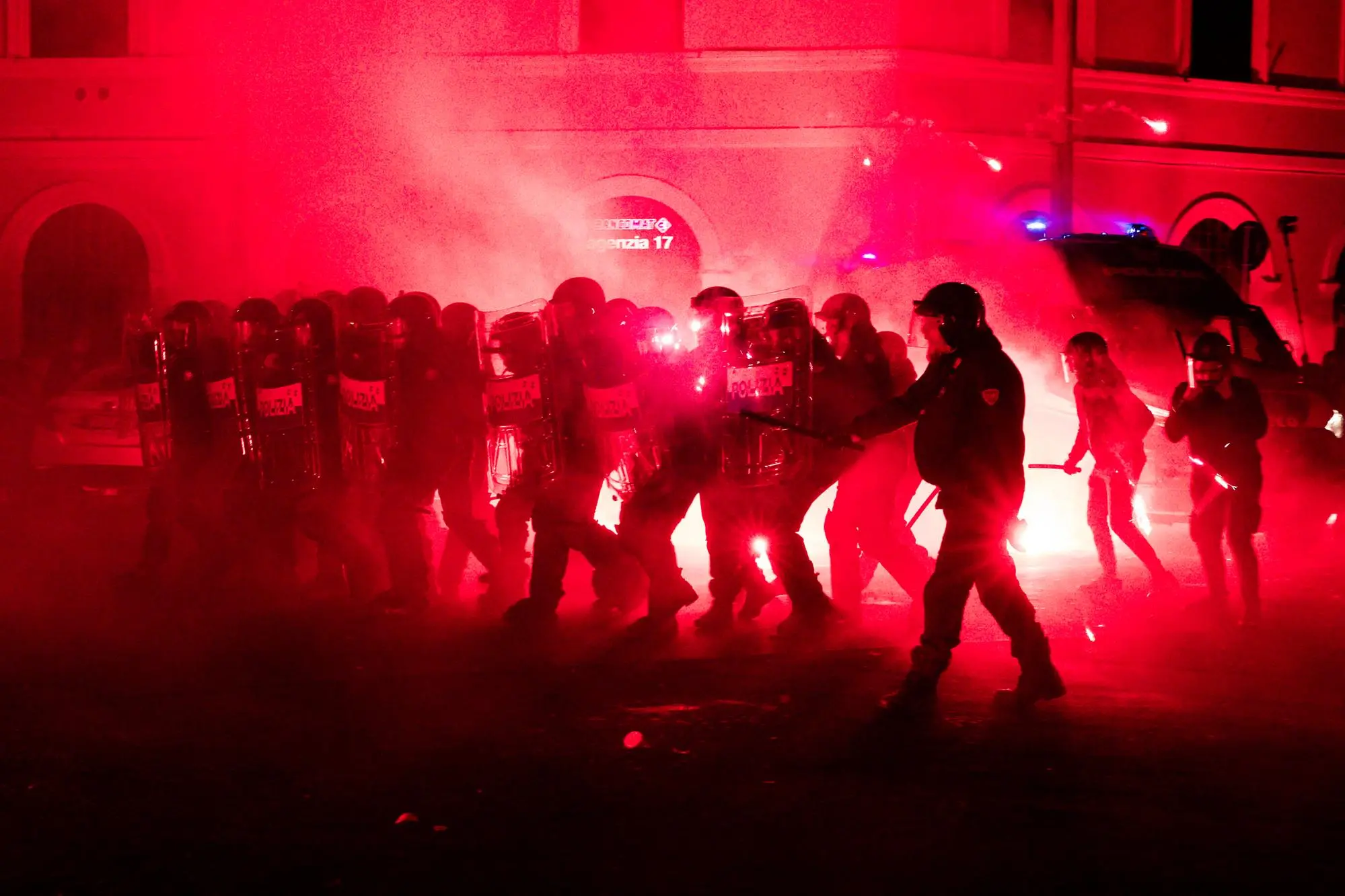 Scontri tra manifestanti e forze dell'ordine a Roma (foto Ansa)