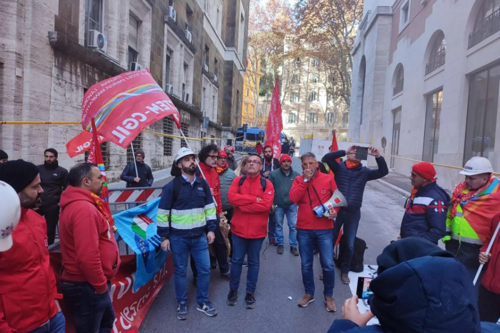 Lavoratori Portovesme in presidio al Mimit (Foto Cgil via Ansa)