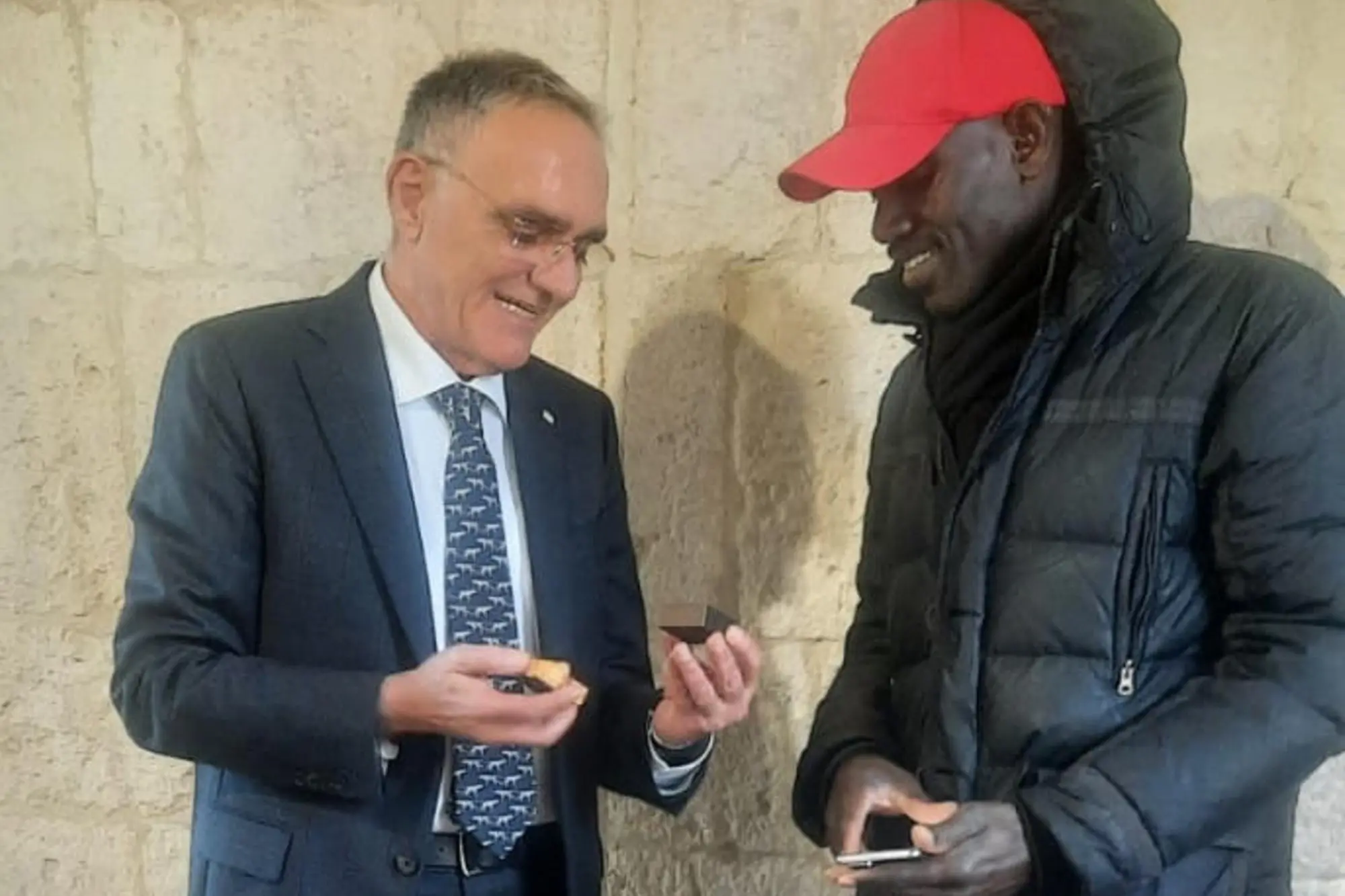 Graziano Milia con Mario, l'ambulante senegalese (Foto: Comune di Quartu)