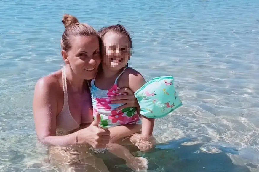 Barbara Pittore con la figlia Greta (L'Unione Sarda)