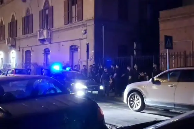 L'intervento della polizia in via Crispi