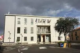 Il palazzo comunale di Cabras (foto L'Unione Sarda)