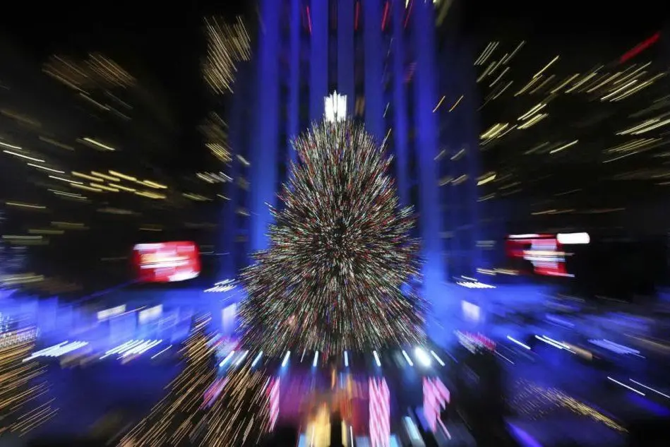 A New York sono state accese le luci dell'albero di Natale del Rockefeller Center