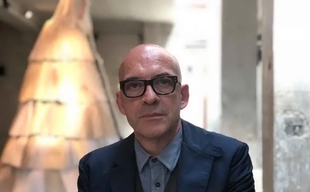 Antonio Marras davanti all'installazione