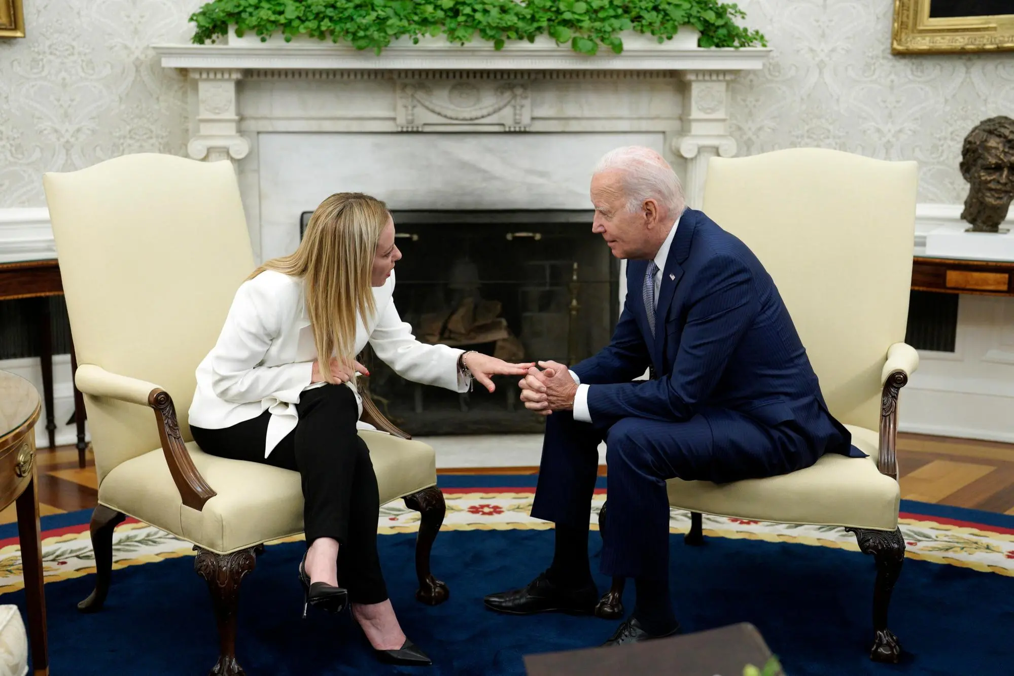 Giorgia Meloni con Biden alla Casa Bianca (Ansa)