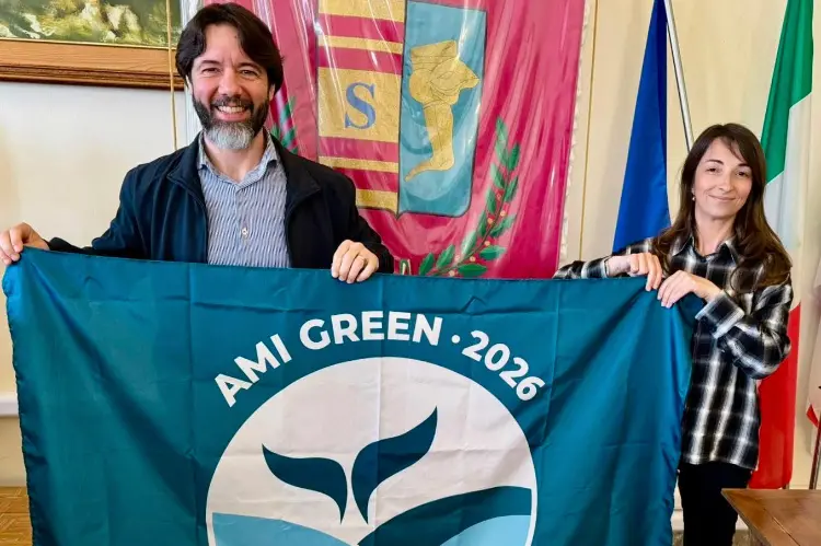 La consegna della bandiera Ami al sindaco Demelas (foto concessa)