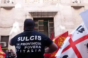 La protesta dei lavoratori del Sulcis a Roma, davanti al Ministero dell'Economia