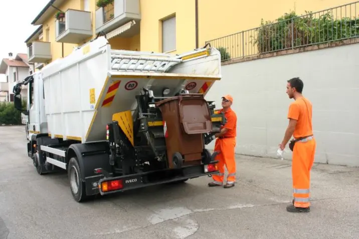 Operatori ecologici al lavoro (foto L'Unione Sarda - Pala)
