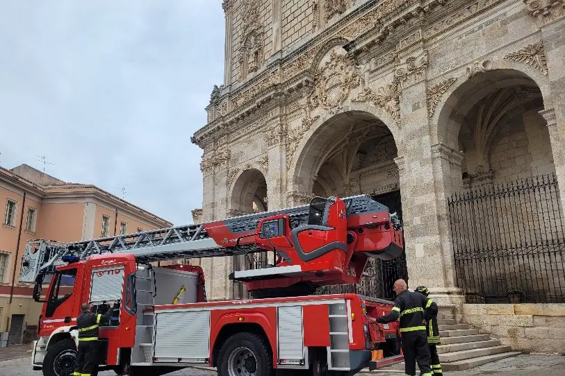L'intervento dei vigili del fuoco al duomo di San Nicola a Sassari (foto Floris)