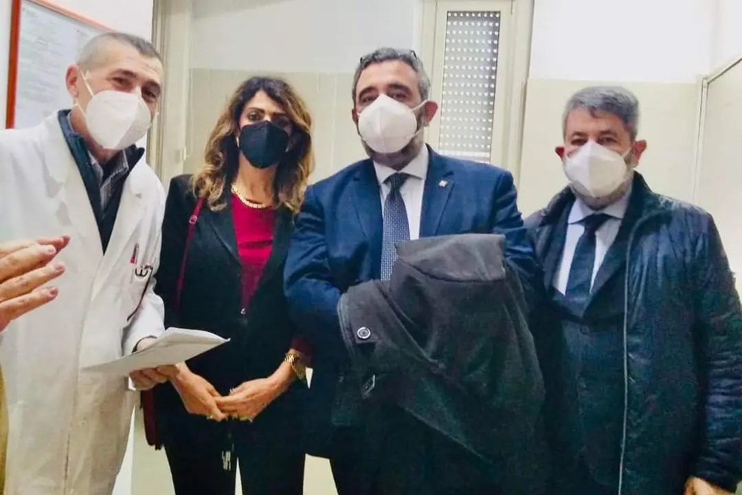Carlo Doria tra Maria Giovanna Porcu e Antonio Succu e il radiolo Antonio Cinellu (foto Oggianu)