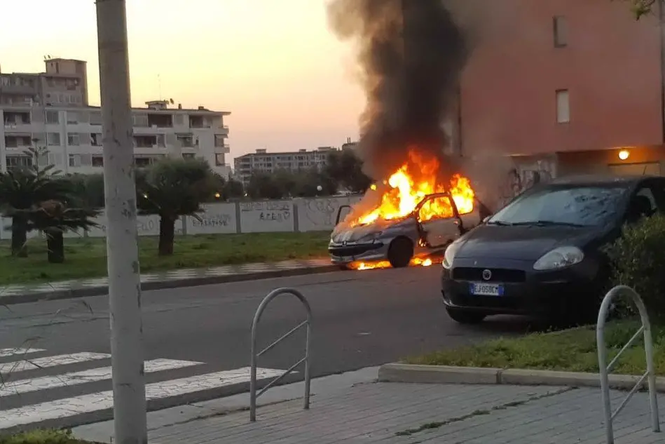 L'auto in fiamme in via Portogallo (Daga)