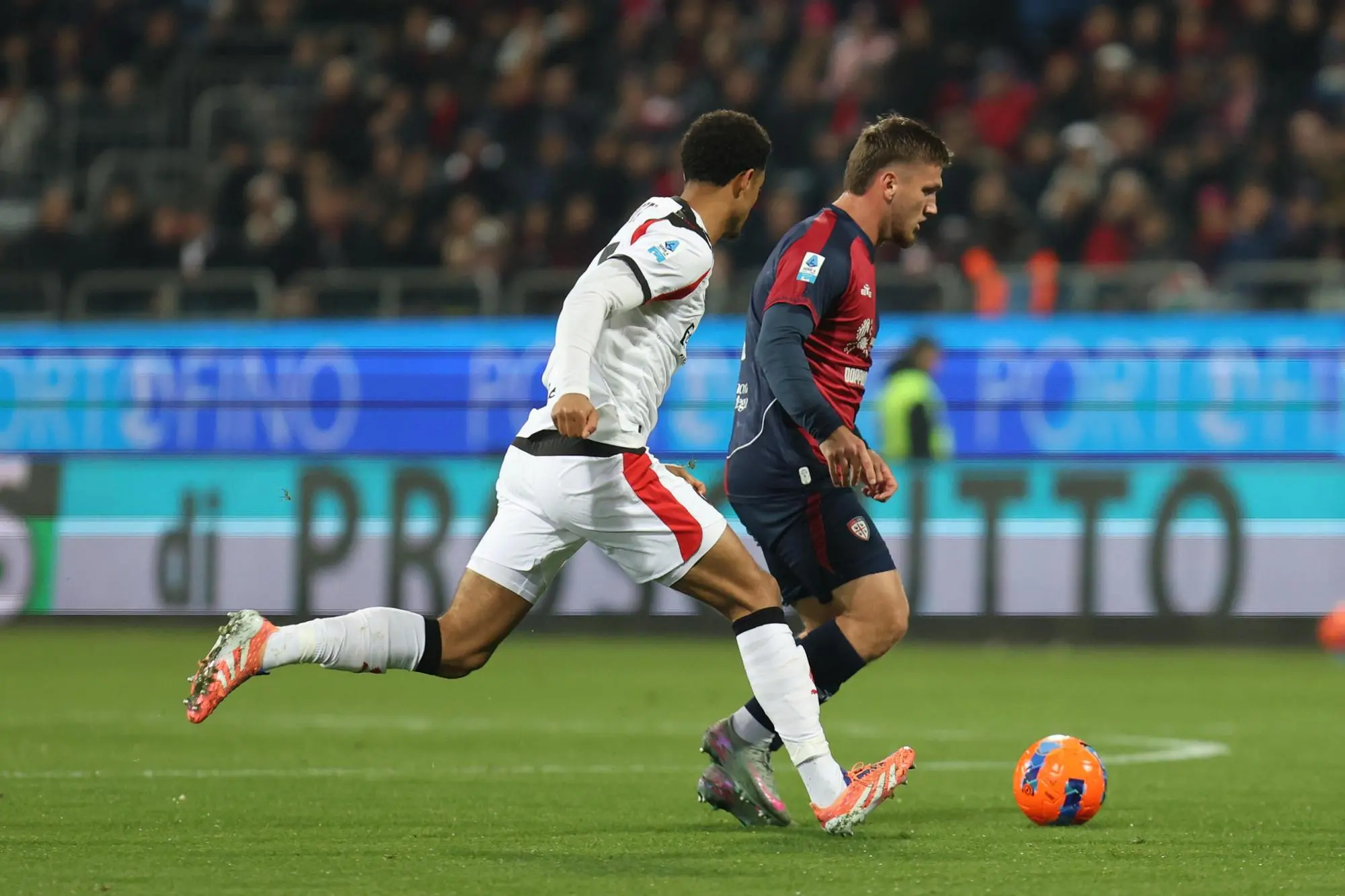 Semih Kılıçsoy contrastato da Koni De Winter nel primo tempo di Cagliari-Milan (foto Ansa)