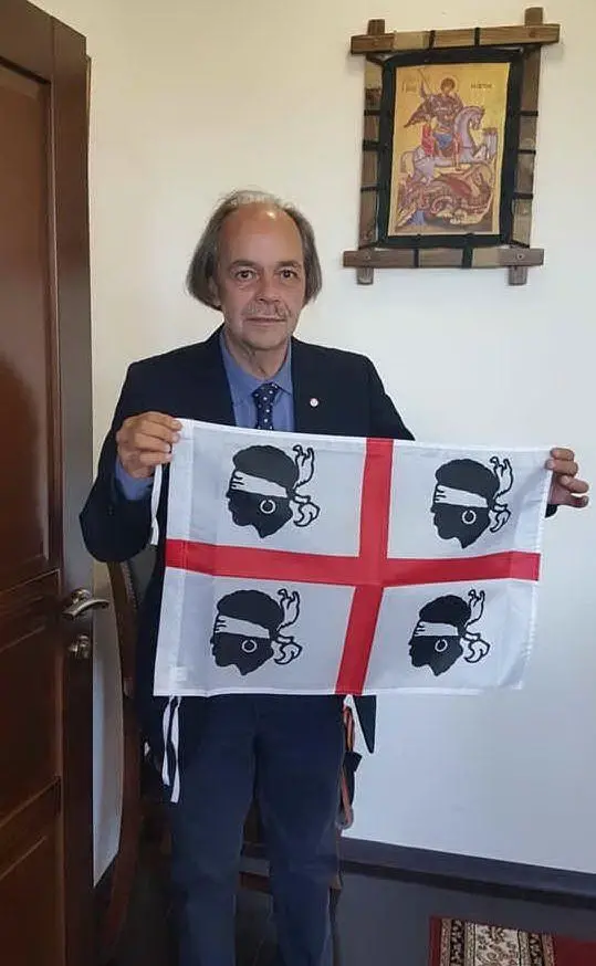 Mauro Murgia con la bandiera dei Quattro mori (foto Facebook)