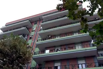 Nuoro, senza ascensore da 15 mesi: «Ci sentiamo in prigione, in casa nostra»