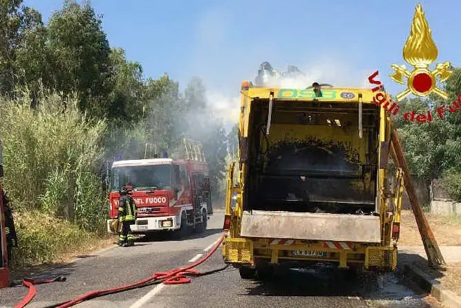 Il mezzo distrutto dalle fiamme