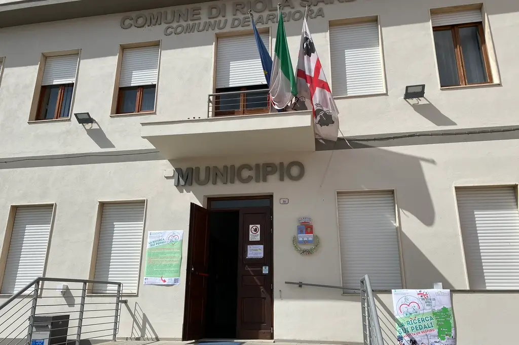 Il Comune di Riola (foto Sara Pinna)