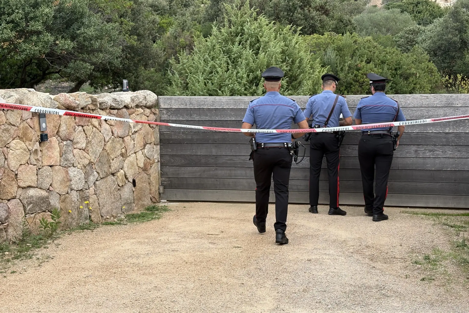 Carabinieri all’ingresso della tenuta di Conca Entosa (Archivio)