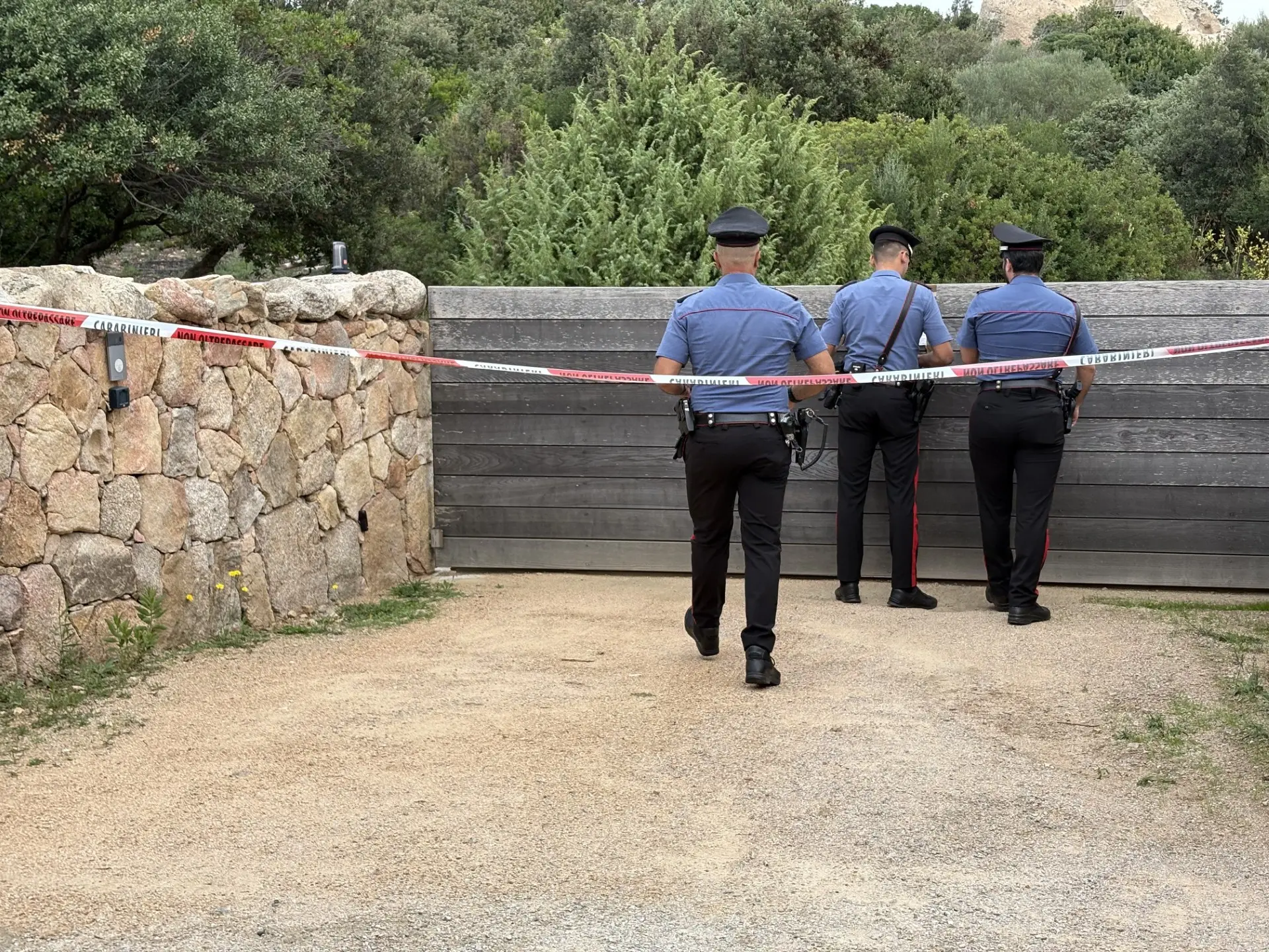 Carabinieri all’ingresso della tenuta di Conca Entosa (Archivio)