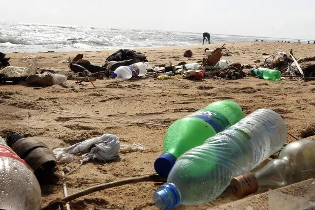 Plastica abbandonata su una spiaggia (Ansa)