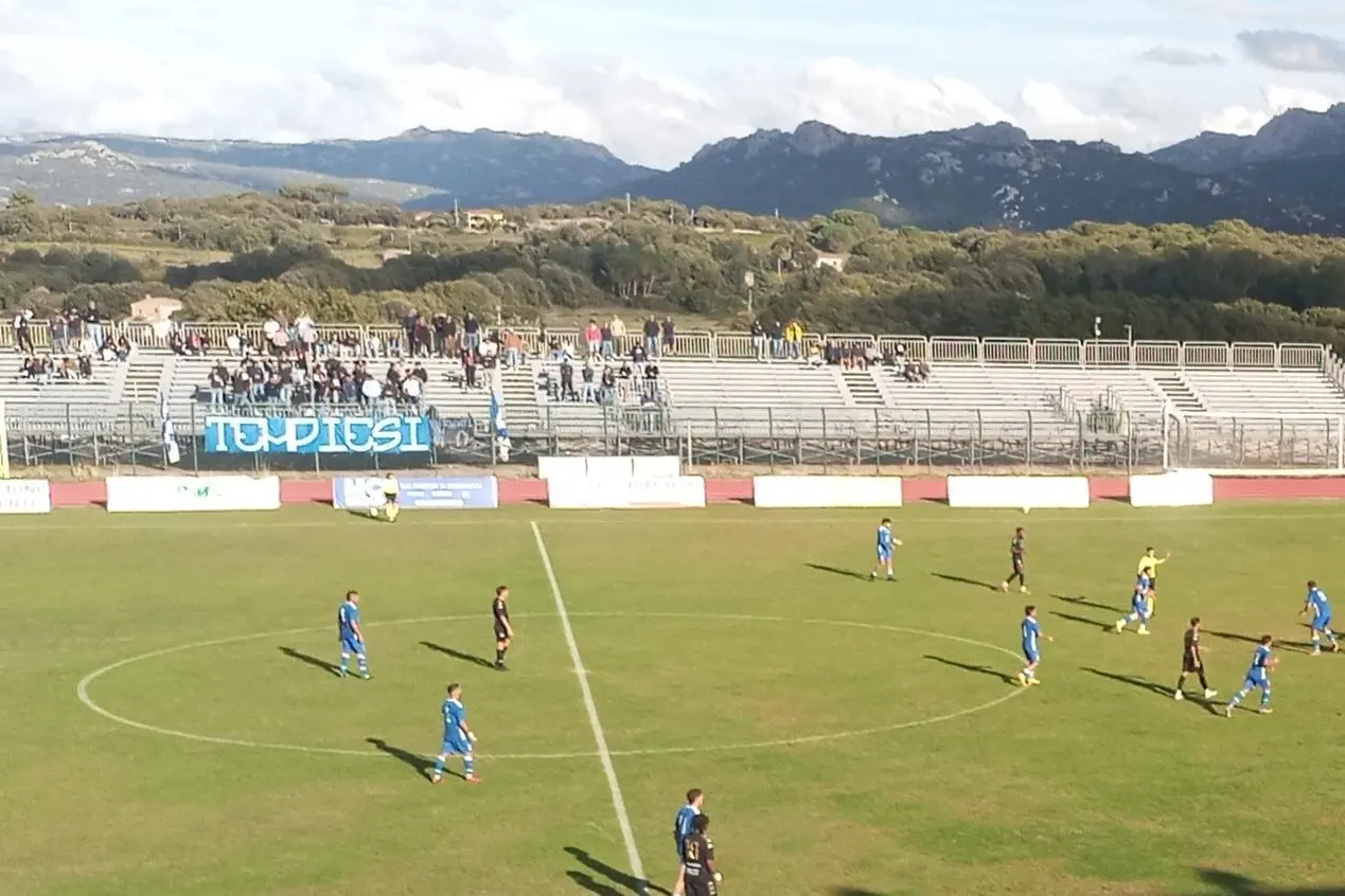 Una fase del derby fra Tempio e Santa Teresa Gallura (foto Gisma. P.)