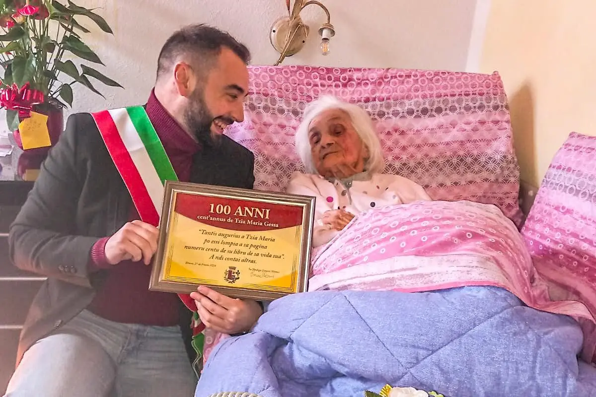 La nonnina di Burcei con il sindaco (foto concessa)