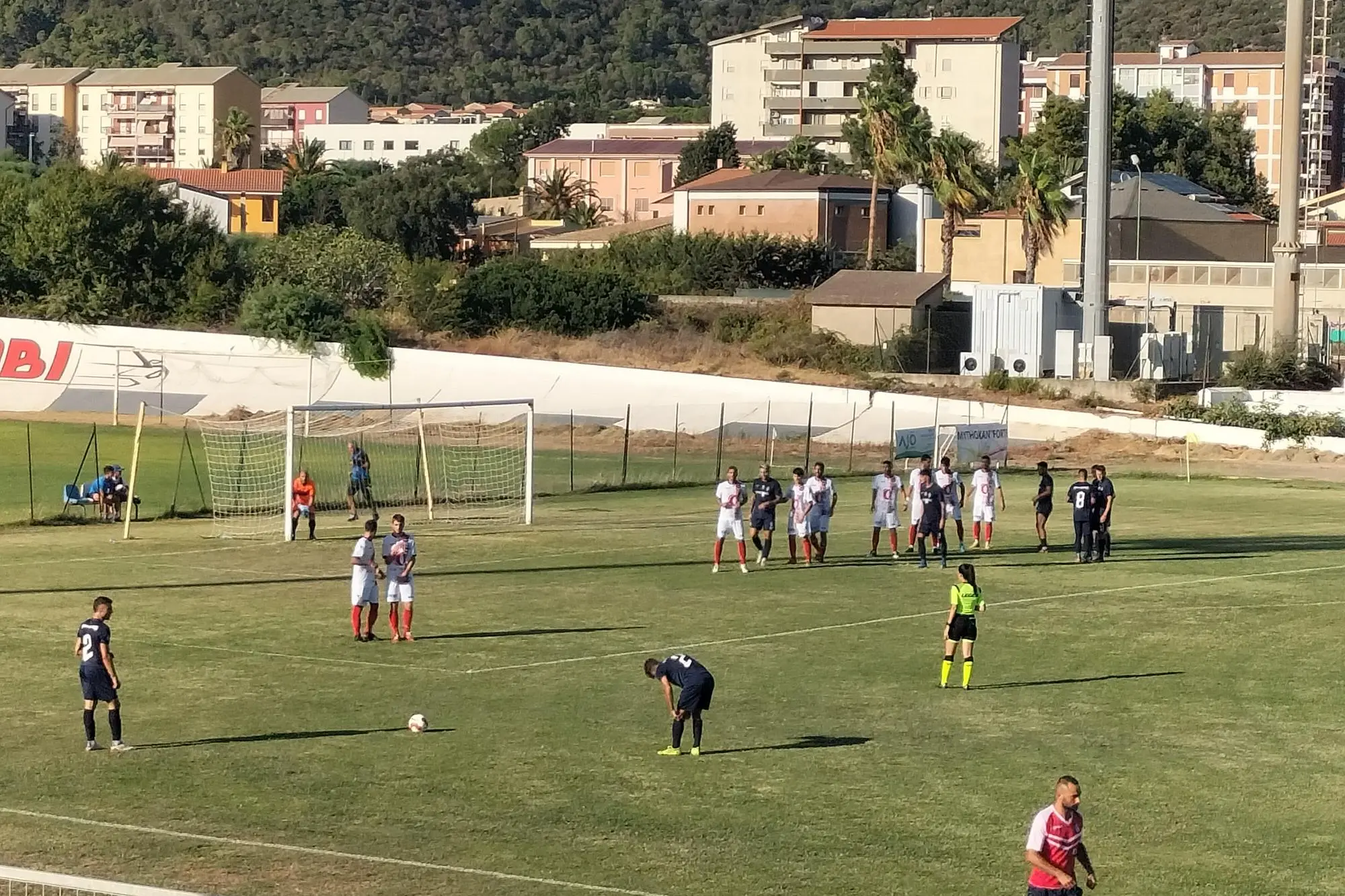 La punizione dell'1-0 del Carbonia. (foto Andrea Scano)