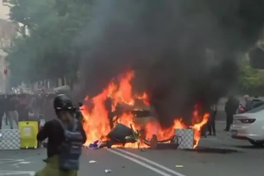 Sciopero, momenti di tensione a Roma al Colosseo, cassonetti bruciati